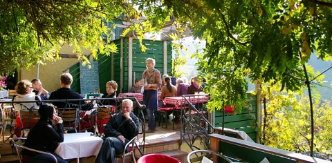 Unser Biergarten lädt zu einem Schmaus im Freien ein.